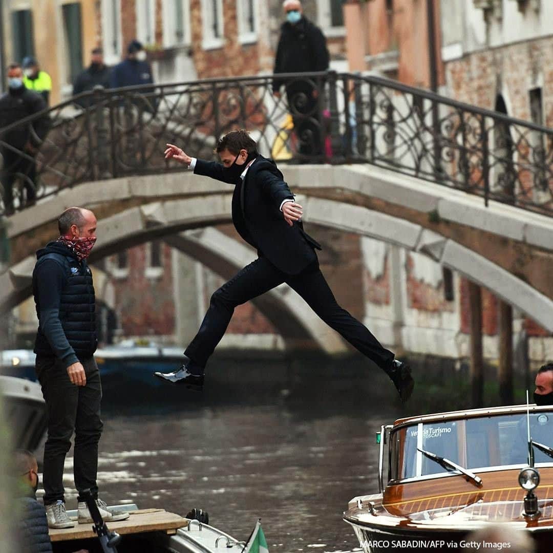 ABC Newsさんのインスタグラム写真 - (ABC NewsInstagram)「Actor Tom Cruise jumps between two taxiboats during the shooting of the film "Mission Impossible: Lybra" in Venice. #movies #tomcruise #missionimpossible」10月21日 16時11分 - abcnews