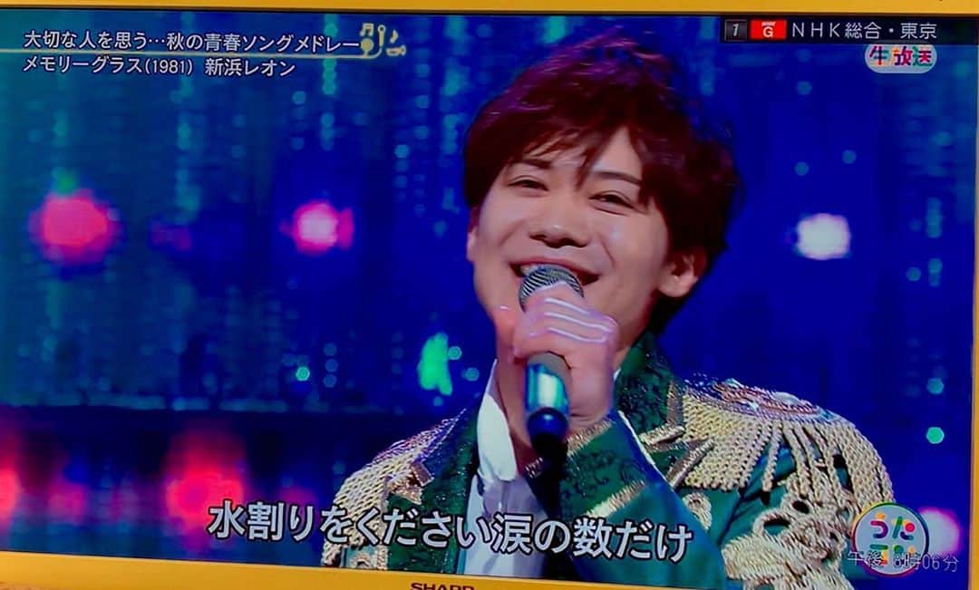 堀江淳のインスタグラム：「昨日のNHKの『うたコン』で「新浜レオン」君が僕のメモリーグラスを歌ってくれました🎶 とても良かったです！  #メモリーグラス  #堀江淳  #ザベストテン  #昭和歌謡  #1981年  #水割りをください  #新浜レオン  #うたコン」