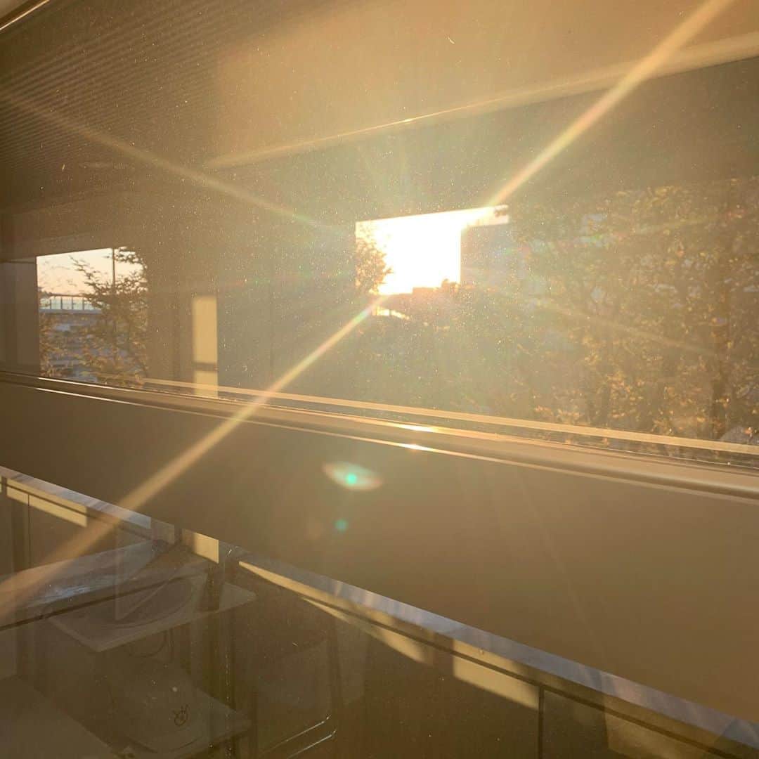 大友花恋さんのインスタグラム写真 - (大友花恋Instagram)「気持ちの良い日の出を見ました！ 自撮りにはお衣装やらなんやら、色々と写っていたので、目元のアップで🤭」10月21日 16時19分 - karen_otomo