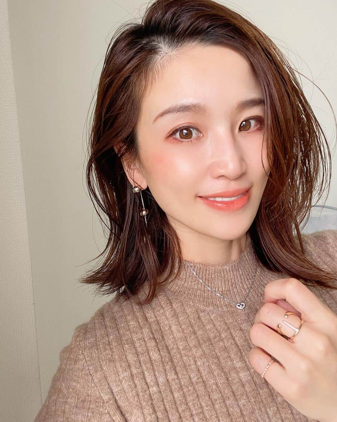 のインスタグラム：「先日、#tcb式小顔美肌再生 をして1か月経ったので、 @tcb_nakano #東京中央美容外科中野院 の　@tcb_iso #磯村亮輔 先生のところへ行って来ました☺️ もう、傷みも腫れもなく完成です。 施術から1か月が経ち、このスッキリした顔に慣れていたけど、 2枚目👆 の#ビフォーアフター みると、違い過ぎてびっくりしております😆 鼻横のたるみ？も無くなり、Vラインがシュッと、、、その分コケてた頬に移動？したようです😍今回もお願いした 磯村先生の腕にかかると、腫れも傷も少なく、とにかく丁寧。 #ダウンタイム なんてほぼ無し。 磯村先生ほんとオススメです❤️ ちなみに、このリフト2.3年持つそうです😉 ・ ・ ・  #リフトアップ  #tcb式小顔美肌再生 #リフトアップならtcb東京中央美容外科#小顔美肌再生#pr #美容整形ならtcb東京中央美容外科 #東京中央美容外科 #美容外科#たるみ#小顔なら磯村亮輔 #中野#美容#磯村先生#小顔 #糸リフト経過 #糸リフト #アンチエイジング #美容整形 #糸リフトダウンタイム #ダウンタイムなし #アンチエイジング #tcb式小顔美肌再生 #糸リフトアップ#美肌#美容垢#アラフォー #アラフォーメイク #美容整形外科」