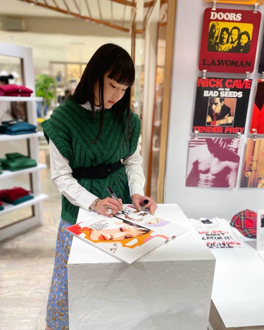 Young Juvenile Youthのインスタグラム：「Signing my autograph on my own vinyl records which we collaborated with @agnesb_officiel ✒️   Check out our vinyl “DIALOGUE” 😉  来てくれた方々ありがとう💓 新宿伊勢丹の2階にあるアニエスのポップアップも可愛かったよー  #agnesb #agnesbradio」