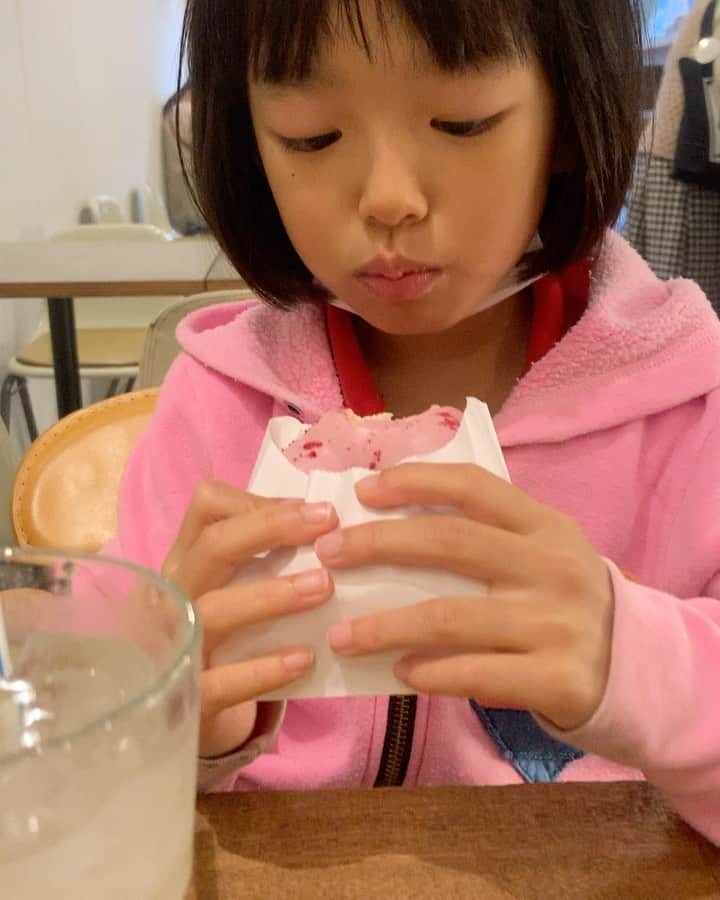 Boseのインスタグラム：「学校帰りにドーナツ食べてレモネード飲む7歳女子。 #ゲバたん #misakidonuts #aviatornation」