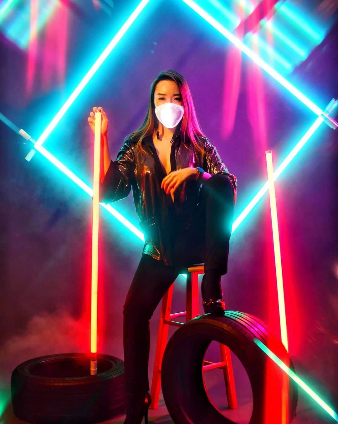 Nicole Chenさんのインスタグラム写真 - (Nicole ChenInstagram)「Living it up with @glowvisage amazing lighted mask ! Get yours now for the holidays and parties! Light it up at night .  Photoshoot by @davidlovetofly #glowvisage #ledmask #photoshoot #huaweiwatchgt2」10月21日 16時43分 - nicolechen.tv