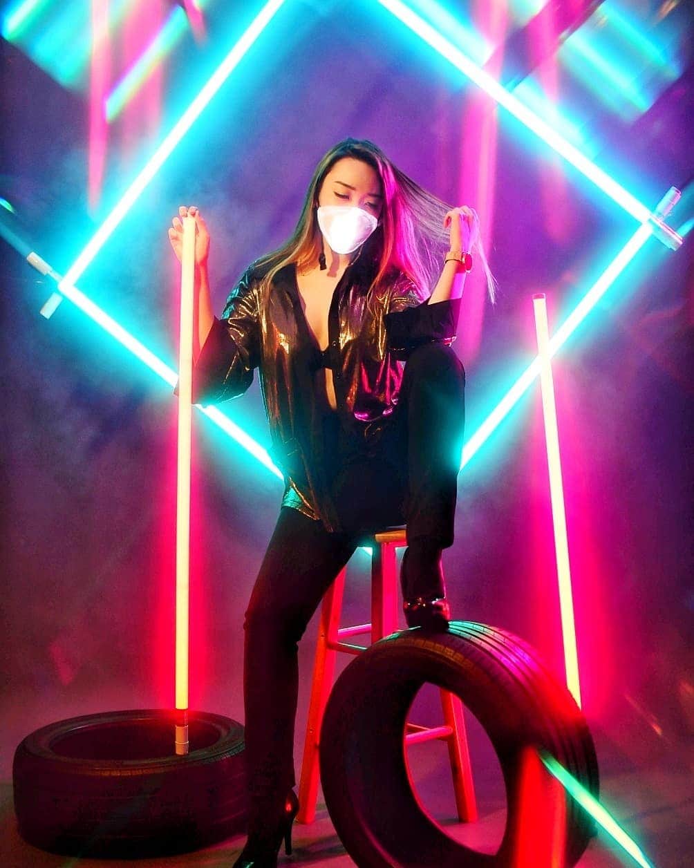 Nicole Chenのインスタグラム：「Living it up with @glowvisage amazing lighted mask ! Get yours now for the holidays and parties! Light it up at night .  Photoshoot by @davidlovetofly #glowvisage #ledmask #photoshoot #huaweiwatchgt2」
