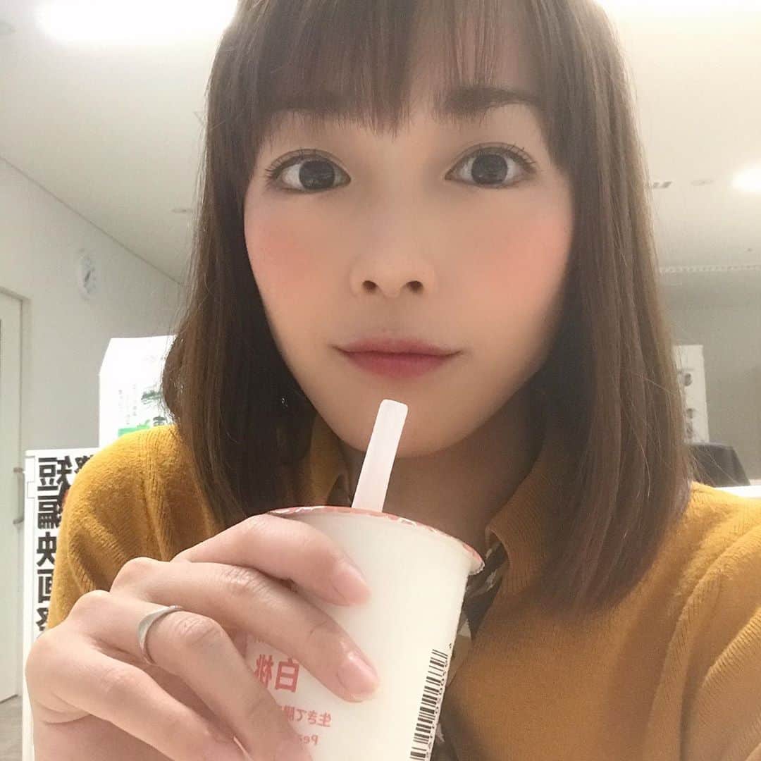 高橋春花のインスタグラム：「ロケ終わりに休憩^ - ^ 140円の飲むヨーグルト、 ギリギリ買えました。 残金32円。なんてこった。 電子マネーをチャージしたら 現金がなくなって困った、ってこと ありませんか？笑 それでも買っちゃう飲むヨーグルトのおいしさよ。 #チャージしすぎた #現金も大事 #高橋春花#アナウンサー #HTB」