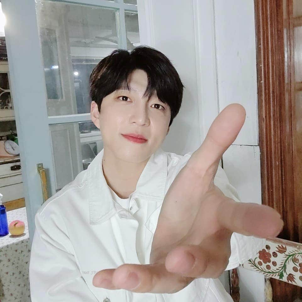 U-KISS（ユーキス）のインスタグラム：「[#수현] 키스미~ 내손잡아~❣🤭🤭  #유키스 #UKISS #SOOHYUN  #수현OPPA #신세대포즈 #도전」
