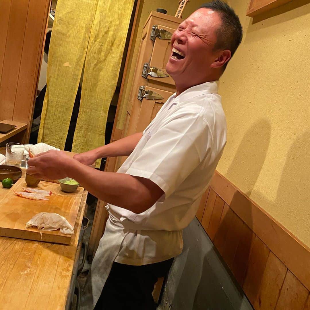井上公造さんのインスタグラム写真 - (井上公造Instagram)「本当に予約が取れないお店です。今回はこの店で知り合った友人に、誘って頂きました。どれほど美味しいかは、最後の1枚を見てもらえば分かります。大将のあの笑顔😄  #心斎橋グルメ  #寿司  #尽誠  #ミシュラン通り  #予約困難店  #sushi  #foodstagram」10月21日 16時46分 - inouekozo39