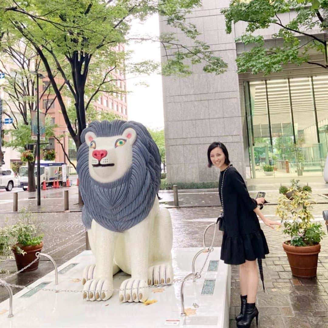 来栖あつこさんのインスタグラム写真 - (来栖あつこInstagram)「ちょっと前に、フォーシーズンズホテル東京大手町の「The Lounge」でアフタヌーンティーしてきました☕️﻿ ﻿ メニューにヒガシヤの和菓子が入ったアフタヌーンティー。﻿ この日は寒かったけど、楽しい時間を過ごせました。﻿ ﻿ 銀座までテクテク歩いたら、途中にマーライオン風のオブジェがあったよ🦁﻿ ﻿ シンガ行きたーい！﻿ ﻿ ﻿ ﻿ ﻿ ﻿ #afternoontea ﻿ #☕️ #私の友達みんな美人さん ﻿ #美人なだけじゃなく性格も抜群なんだから ﻿ #それが自慢なのです ﻿ #えっへん！ ﻿ #フォーシーズンズホテル東京大手町﻿ #fourseasonshotel #fourseasonshoteltokyootemachi #大手町 #フォーシーズンズ」10月21日 16時47分 - atsukokurusu