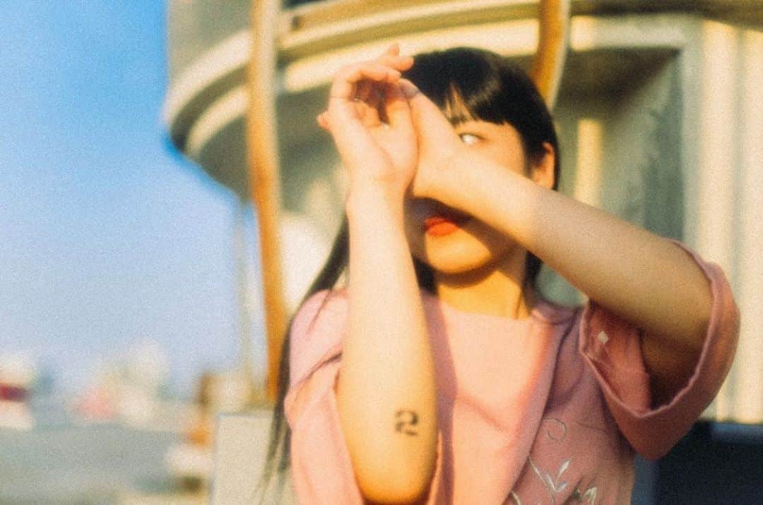 のインスタグラム：「「MY FAVORITE THINGS﻿」 ﻿ 本当のあなたは何人もいるから本人なんて決めなくていい﻿ 偽りのあなたは1人もいないから犯人なんて探さないでいい﻿ ﻿ 天使と悪魔が恋に落ちてしまったお話﻿ あの日の心の葛藤がくっつけたんだ﻿ ﻿ 自由を求めて不自由になってく姿は見たくないよ﻿ 特別を求めて普通になってく姿も見てらんないよ﻿ ﻿ 長所と短所はかつて仲が良かったお話﻿ なだめるうち区別がつかなくなったの？﻿ ﻿ 来るもの拒んで　去るもの追って﻿ 変わり者と呼ばれ﻿ 独りよがりな寂しがり屋﻿ あなたの好きな方へ行け﻿ ﻿ はじめましてとさよならを繰り返す人生﻿ 慣れてくうち区別がつかなくなったの？﻿ ﻿ 書き終わらない手紙破いて　新しい紙に綴ろう﻿ 道が記された地図を破いて　はみ出した世界を見よう﻿ ﻿ 来るもの拒んで　去るもの追って﻿ 愚か者と呼ばれ﻿ 独りよがりな寂しがり屋﻿ あなたの好きな方へ行け﻿ ﻿ 徒然なる日々に﻿ ﻿ あなたの好きな方へ﻿ 僕も好きな方へ」
