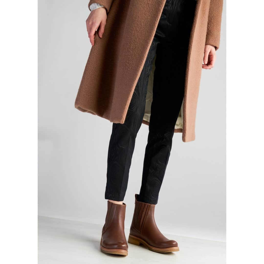 テーリポルキのインスタグラム：「Classic Autumn style you can't go wrong with 🍂⠀⠀⠀⠀⠀⠀⠀⠀⠀ .⠀⠀⠀⠀⠀⠀⠀⠀⠀ .⠀⠀⠀⠀⠀⠀⠀⠀⠀ #TERHIPÖLKKI #terhipölkkistore #kämpgarden #scandinaviandesign #finnishdesign #sustainable #sustainablefashion #designfromfinland #finnishfashion #footwear #shoes #boots #autumnstyle」