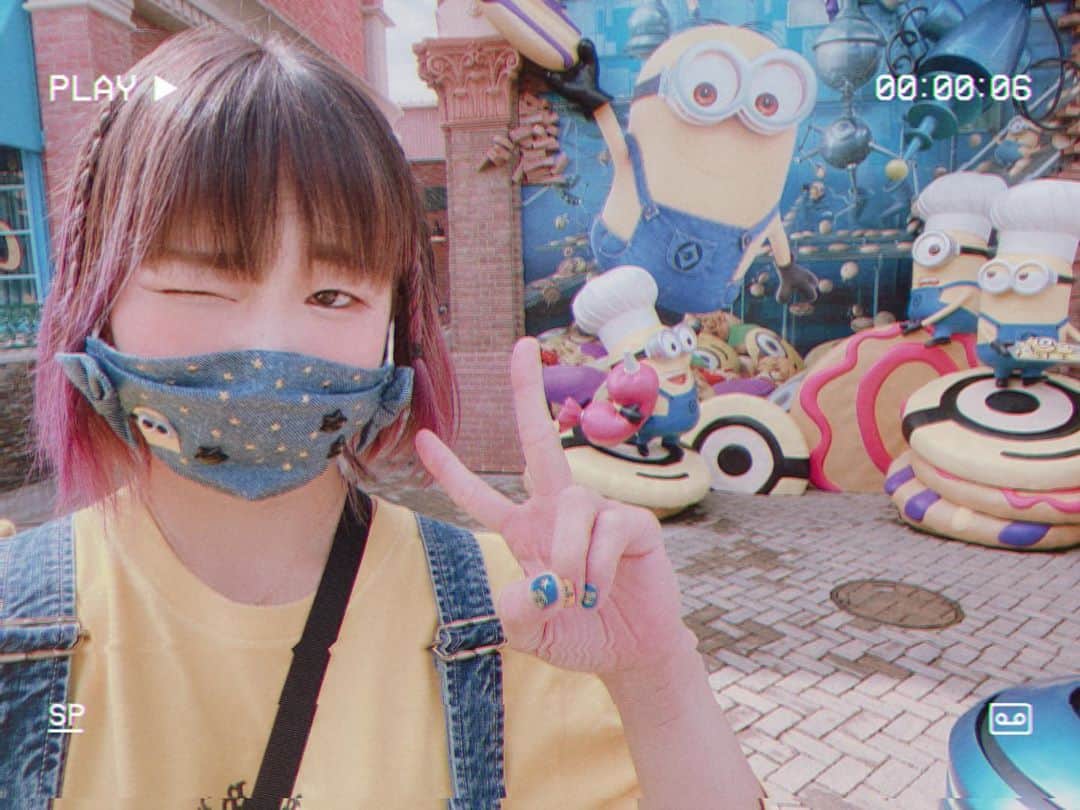 RINGOのインスタグラム：「💛💙💛 先日🍌 USJっていまあんなにちゃんとキティちゃんさんいるって知らんくて 盛大にミニオンに浮気をしました🥺ྀི  ちなみにがっつり関西弁で喋るときじゃないと #ユニバ って言えへんくて #USJ って言いたいのに #UFJ って言ってしまって #かまいたち になるあるあるわかってくれる？🥺ྀི  #ユニバーサルスタジオジャパン #ミニオンズ #minions」