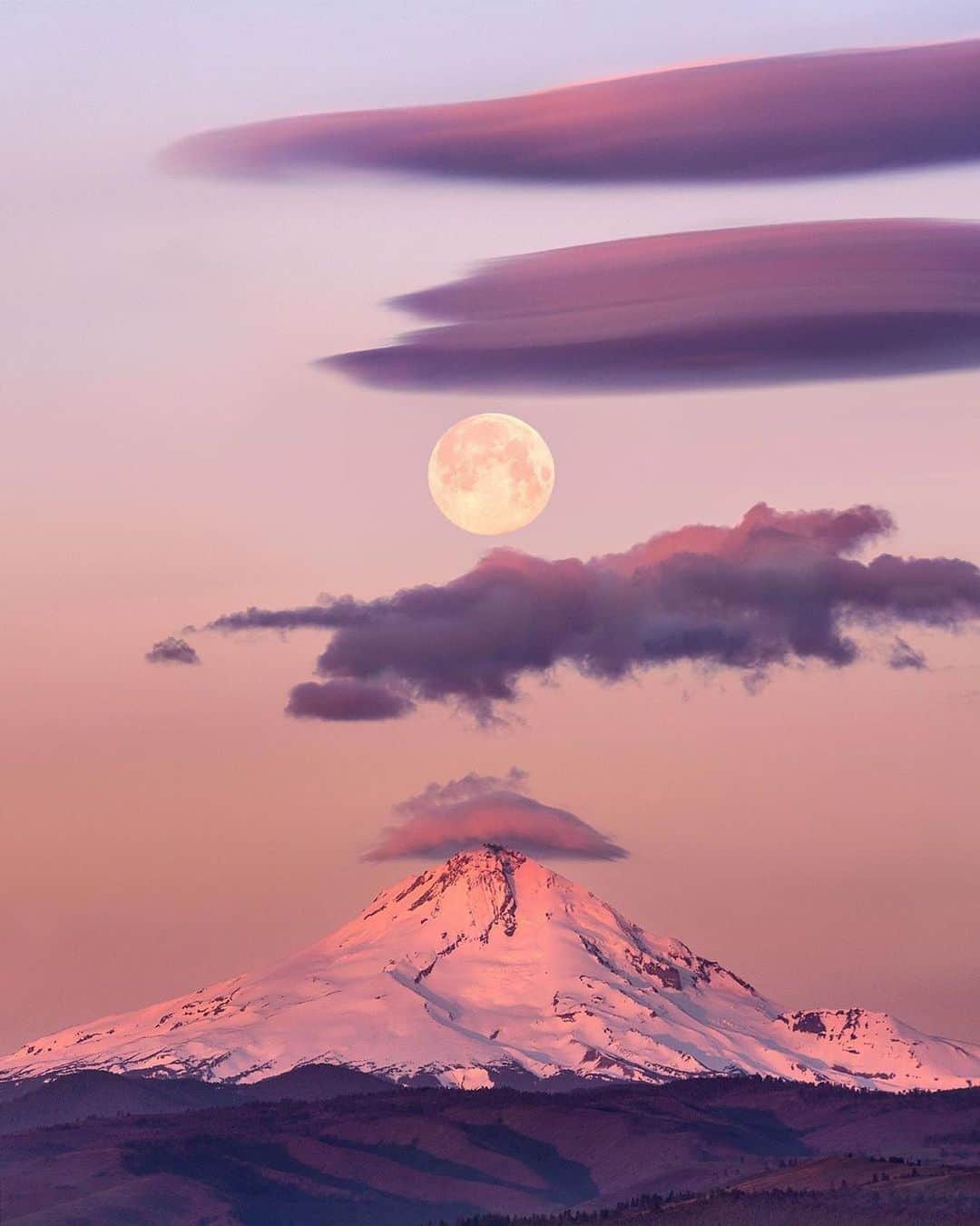 BEAUTIFUL DESTINATIONSさんのインスタグラム写真 - (BEAUTIFUL DESTINATIONSInstagram)「A picture-perfect moment ✨🌕☁️ Mt. Hood’s perpetually snowy peak can be seen from miles away and is always a marvel to witness. The area is home to a line-up of ski areas, making it a great base camp for those who enjoy skiing. ⛷  Are you a fan of skiing? What are your favorite outdoor activities? ❄  📸 @autpops 📍 Mt. Hood, Oregon」10月21日 17時02分 - beautifuldestinations