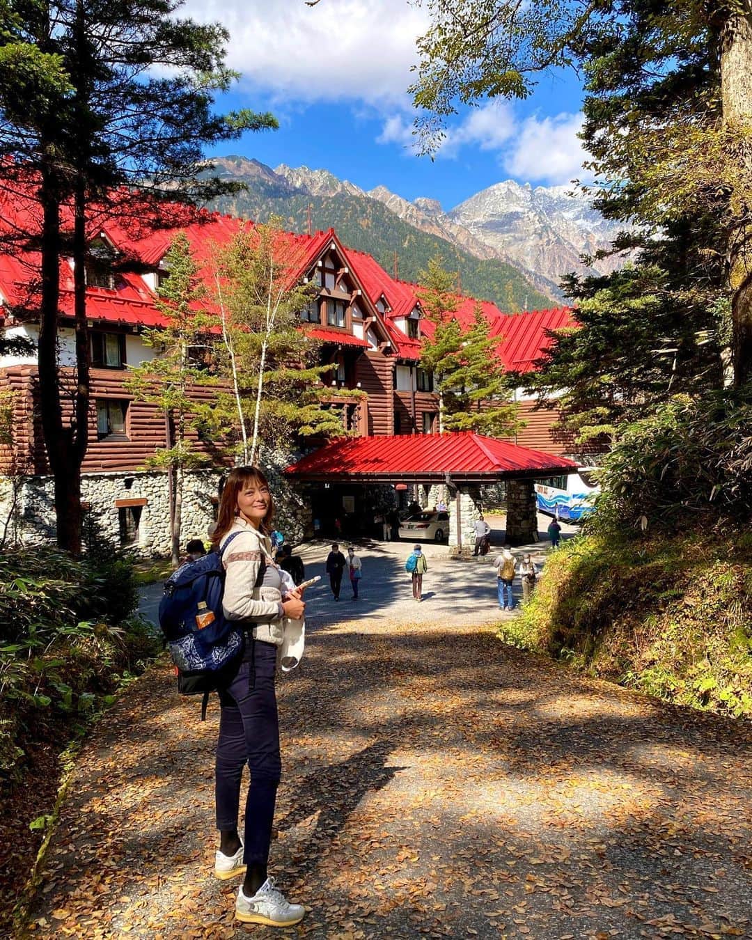 箕輪玖美さんのインスタグラム写真 - (箕輪玖美Instagram)「紅葉を観に上高地へ🍁  上高地帝国ホテルのアフタヌーンティーで先ずは腹ごしらえ😊  日本初の本格的山岳リゾートホテルとして誕生したホテルらしく、雰囲気もとっても素敵✨  #上高地帝国ホテル  #アフタヌーンティー  #優雅なランチ #雰囲気も素敵  #長野県観光  #gotoトラベルキャンペーン  #紅葉 #トレッキング初心者  #自然が好き  #naturelovers  #国内旅行 #箕輪玖美」10月21日 16時59分 - kumi.111