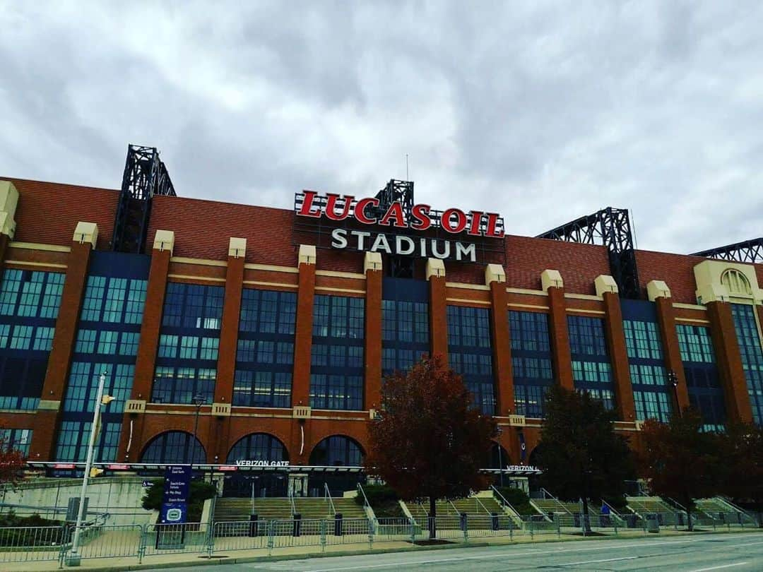 アメリカ大使館さんのインスタグラム写真 - (アメリカ大使館Instagram)「ここはNFL(National Football League🏈) Indianapolis Colts(インディアナポリス・コルツ)ホームスタジアムです。 スポーツの秋🍁 🇺🇸ではフットボールシーズン中📣 . #usa #america #studyabroad #livinginamerica #stadium #nfl #sports #football #homestadium #indianapolis #アメリカ #アメリカ生活 #留学 #スポーツの秋 #フットボール #アメフト #シーズン #曇り空 #ホームスタジアム #スタジアム #インディアナ州 #インディアナポリス」10月21日 16時59分 - usembassytokyo