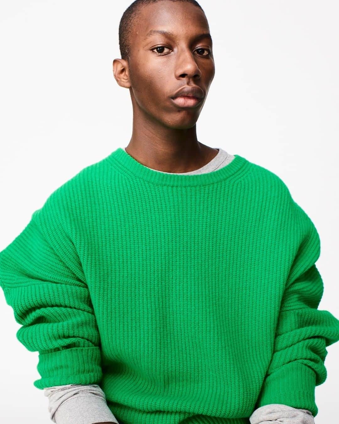 アメリカンビンテージのインスタグラム：「Add brights colors during your winter days with our colorfull knitwear's collection.💚 ___ #AmericanVintage #FW20 #menswear」