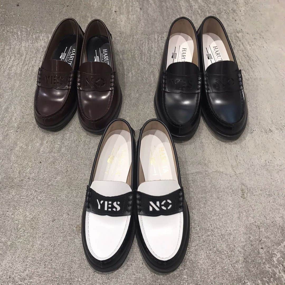 のインスタグラム：「. . . // YESNOローファー //  HARUTAとIamIのダブルネームの YESNOローファーが 帰ってきました！  定番の型で飽きのこない フォルムでありながらも、 サドルには“YES”と“NO”が 左右にデザインされた 他にはないIamIらしいローファー。  . . @iamiinfact   YES NOローファー ¥15,800+tax . . #アトリエドゥサボン #iami#iamiinfact #アイアムアイ#ローファー#ローファーコーデ」