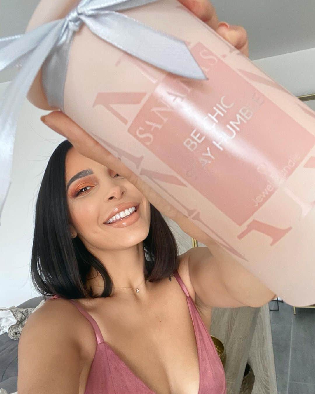 sananasのインスタグラム：「She is BACK🕯!!! Ma bougie BE CHIC STAY HUMBLE est de retour YASSS 🎉Je suis tellement contente ! Vous avez été nombreux à me demander si un restock était prévu depuis la rupture et d’ailleurs merci pour ce soutien 💚 ! N’oubliez pas de me taguer dans vos stories que je vous reposte ! Cette fois ce sera une quantité très limitée et ce sera le dernier réassort je vous le promets ce n’est pas une technique de marketing vous me connaissez quand je dis « limité » c’est vraiment le cas je ne vous mens jamais😉Si vous voulez faire du stock ou la prendre pour l’offrir à Noel c’est le moment après ça on lui dira Adieu 😢C’est la bougie dont je suis la plus fière je pense 🤗La jarre est tellement belle en rose mate, l’odeur est une dinguerie et les bijoux sont trop jolis 😍Merci à @jewelcandlefr de m’avoir fait confiance une année de plus 💕D’ailleurs si vous pouviez me renvoyer un petit stock ..... 👀   #SananasxJewelCandle #JewelCandlexSananas」