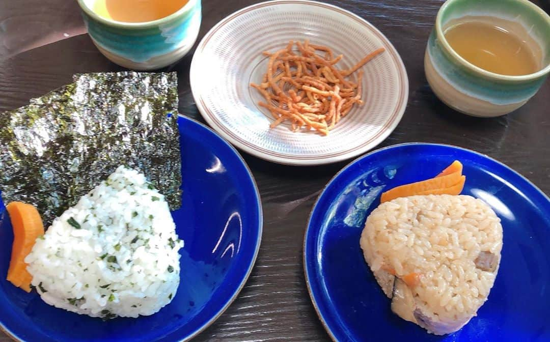 中島浩二さんのインスタグラム写真 - (中島浩二Instagram)「いやー、凄い蕎麦屋さん見つけただすよーーーー🤣🤣🤣  そのお店は、、、、小石原にある会席手打ちそば　京や　😊😊😊  まず、何と言っても美味いだす😋 蕎麦の香りが良くって、出汁が上品で天ぷらはさっくりあがってて、お店の雰囲気がシックで、店員さんの笑顔が素敵で、もー、本当に素晴らしい蕎麦屋さんだっただすーーー🤣🤣🤣  ちなみに、天ザル蕎麦大盛り、地鶏蕎麦、味おにぎりとワカメおにぎり。  あー、お庭からの木漏れ日が、良い具合の写真になっただすよー😊😊  元々、旅館だった所が蕎麦屋さんになったそうだす。 器は勿論、小石原焼きで😊😊  小石原に行ったら、是非是非ー😊 だす🤣🤣🤣  しかし、蕎麦屋さんには必ずたぬきがいるだすなーー🧐  #小石原 #小石原焼き #蕎麦 #蕎麦屋 #天ザル蕎麦 #地鶏蕎麦 #福岡グルメ #たぬき #味おにぎり」10月21日 17時12分 - koji_nakajiii