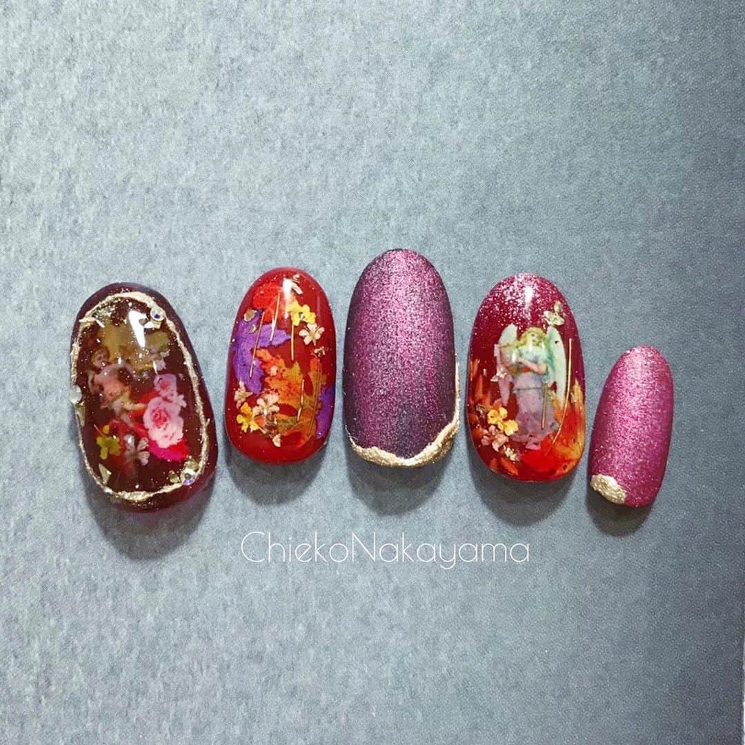 なかやまちえこのインスタグラム：「エンジェル👼× もみじ🍁⠀ ⠀ RED ver.⠀ ⠀ マグネットは10/30発売の、⠀ きまぐれキャット Cat’sEye⠀ アメリカンチェリーアイ 6721⠀ ⠀ ミラーパウダーは、10/23に再入荷する⠀ エアクッション マジックパウダー ペン⠀ TR02 です😊✨⠀ ⠀ 凸凹はきまぐれキャット テラコッた ⠀ カルネベージュ（上からマジックパウダーペン）⠀ ⠀ PREGEL・Betty gel・きまぐれキャット・PREANFA・PREXY商品は、⠀ ⠀ ネイリストの方は↓ ⠀ ⠀ プリモール @nail_premall ⠀ http://gelnailshop.com/ ⠀ ⠀ キャンディポケット @candypocket_official ⠀ http://www.beautysupport.jp/sm/script_main/shoptop.php ⠀ ⠀ セルフの方は↓ ⠀ ジョイアート @joyartofficial ⠀ http://joyart.biz/ ⠀ ⠀ にて購入頂けます☺️ ⠀ @pregelofficial @bettygel_official @kimagure_cat_whim @prexyofficial ⠀ #nail #nails #nailart #ネイル #美甲 #ネイルアート  #japanesenailart #manucure #japanesenails #manicurist #gelnails #أظافر #네일아트 #미용 #vẽmóng #ngườiđẹp  #เพ้นท์เล็บ #искусствоногтя #artedeuñas #เพ้นท์เล็บเจล #ジェルネイルデザイン #ネイルデザイン #senikuku #nagelkunst #アンティークネイル #antiquenails #天使ネイル #エンジェルネイル」