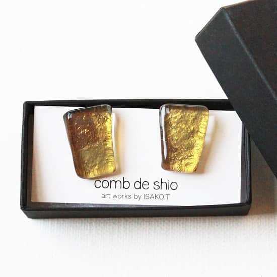 comb de shioさんのインスタグラム写真 - (comb de shioInstagram)「そろそろファッションも冬支度❄️ こんな素敵なゴールドのガラスイヤリングいかがでしょうか？  オンラインショップに新作UPしたので、ぜひ、ご覧くださいね！  贈り物にも、心を込めてラッピングさせて頂きます。  #世界でひとつだけの贈り物  #1点ものアクセサリー  #風景を身につけるアクセサリー #オンラインショップで販売中   Glass art jewelry by Isako.toda﻿﻿ ﻿ #conbdeshio﻿ #コムデシオ ﻿ #コムデシオガラス ﻿ #ガラス作家杜多一菜子﻿ #ガラス作家isako  #アートを身につける新感覚アクセサリー﻿ #ガラスアクセサリー﻿ #1点ものアクセサリー ﻿ #作家ものアクセサリー ﻿ #ハンドメイドアクセサリー ﻿ #ガラス作家 ﻿ #アート好きな人と繋がりたい ﻿ #ファッション好きな人と繋がりたい ﻿ #ガラスジュエリー  #大人のアクセサリー  #三重県津市  #30代ファッション  #40代のおしゃれ  #50代ファッション  #combdeshioglass﻿ #madeinjapan #handmade #jewelry #glassjewelry #glassartist﻿ #glassartjewelry #handmadeaccessory」10月21日 17時13分 - comb_de_shio