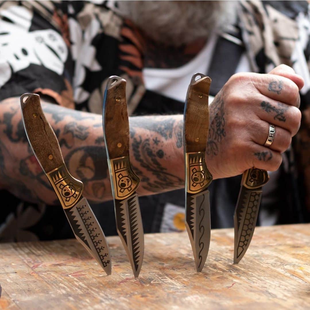 アムステルダム・タトゥー・ミュージアムのインスタグラム：「Made 4 steal knifes in a special box no nonsens tools for life. scharp as a razor. speciaal for meat eaters and canibals limited available world wide #steakknifes #canibal #meateaters order at www.homeystoolsforlife.com」