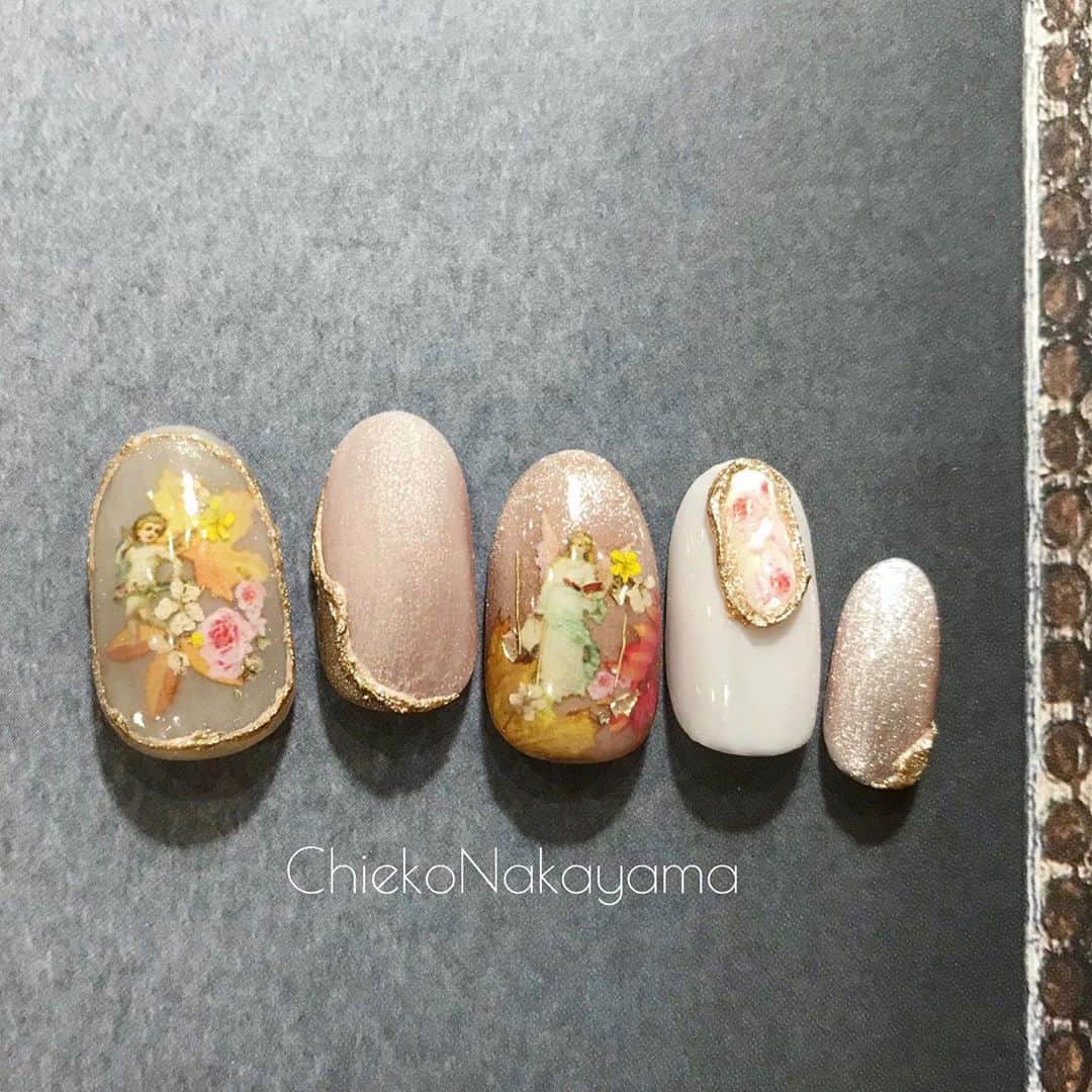 なかやまちえこのインスタグラム：「エンジェル👼× もみじ🍁⠀ ⠀ beige ver.⠀ ⠀ マグネットは10/30発売の、⠀ きまぐれキャット Cat’sEye⠀ クミンアイ 6715⠀ ⠀ ミラーパウダーは、10/23に再入荷する⠀ エアクッション マジックパウダー ペン⠀ TR02 です😊✨⠀ ⠀ PREGEL・Betty gel・きまぐれキャット・PREANFA・PREXY商品は、⠀ ⠀ ネイリストの方は↓ ⠀ ⠀ プリモール @nail_premall ⠀ http://gelnailshop.com/ ⠀ ⠀ キャンディポケット @candypocket_official ⠀ http://www.beautysupport.jp/sm/script_main/shoptop.php ⠀ ⠀ セルフの方は↓ ⠀ ジョイアート @joyartofficial ⠀ http://joyart.biz/ ⠀ ⠀ にて購入頂けます☺️ ⠀ @pregelofficial @bettygel_official @kimagure_cat_whim @prexyofficial ⠀ #nail #nails #nailart #ネイル #美甲 #ネイルアート  #japanesenailart #manucure #japanesenails #manicurist #gelnails #أظافر #네일아트 #미용 #vẽmóng #ngườiđẹp  #เพ้นท์เล็บ #искусствоногтя #artedeuñas #เพ้นท์เล็บเจล #ジェルネイルデザイン #ネイルデザイン #senikuku #nagelkunst #アンティークネイル #antiquenails #天使ネイル #エンジェルネイル」