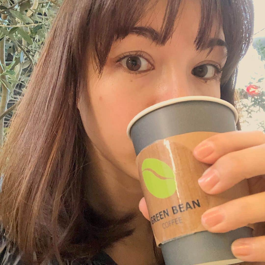 横山エリカさんのインスタグラム写真 - (横山エリカInstagram)「quick coffee break at #greenbeancoffee ☕️ #imaginarycoffeeshop  寒くなってきてドリンクもホットが増えてきましたね😌 #グリーンビーンコーヒー #カフェ巡り  #カフェスタグラム  #全て妄想です」10月21日 17時16分 - erika0630