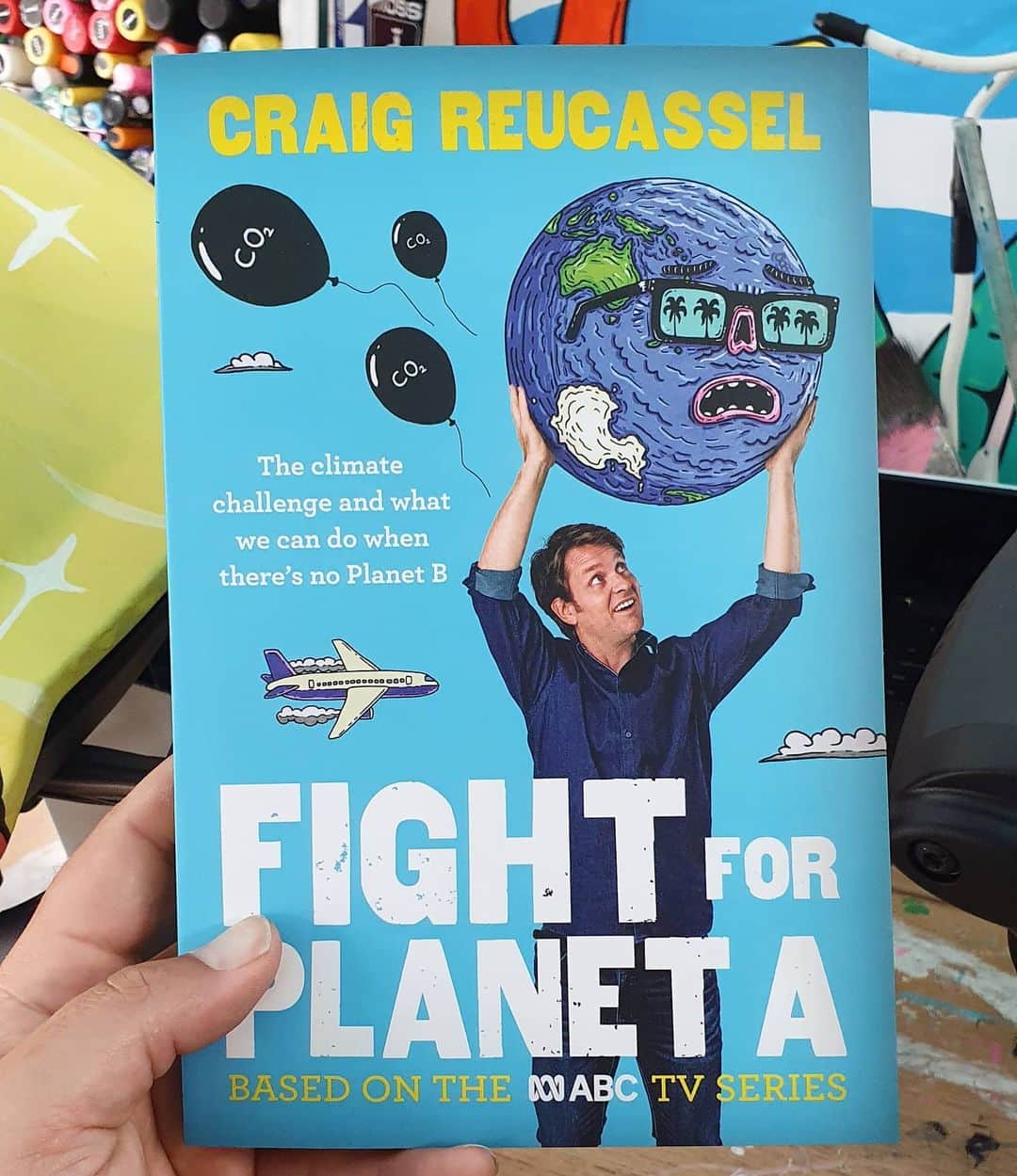 MULGAさんのインスタグラム写真 - (MULGAInstagram)「Some of the art I did for the @abctv Fight for Planet A TV show made it's way onto the accompanying book 🌏😎.   #mulgatheartist #FightForPlanetA」10月21日 17時17分 - mulgatheartist