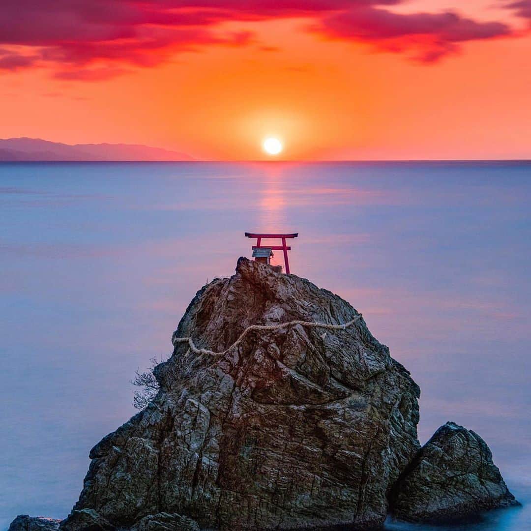 ANAのインスタグラム：「神秘の絶景✨﻿ (Photo：@wakaponpoco)﻿ ﻿ #網掛岩 #愛媛県 #大洲市 #瀬戸内海 #夕景 #夕暮れ #サンセット #鳥居 #神社 #三島神社 #次行きたい旅スポット #絶景  #海の絶景 #自然 #景色 #ダレカニミセタイケシキ #カメラ #anaタビキブン #ehime #ehimejapan #setonaikai #shirine #torii #view #sunset #nature #japantrip #trip #ana_jp ﻿ ﻿ 旅の思い出は「#anaタビキブン 」をつけて投稿してね😊インスタやANAの各メディアでご紹介していきます📷」