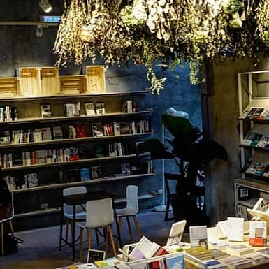 HereNowさんのインスタグラム写真 - (HereNowInstagram)「Huashan 1914 Creative Park’s comfortable book cafe  📍：Bleu&Book（Taipei）  "Bleu&Book has an upright piano, which allows you to enjoy beautiful music as you read. I’m looking forward to attending recitals at this bookshop for reading and listening." Editor, Jenny Lee  #herenow #herenowtaipei  #feedyourshelves #bookstoread #neverstopreading #bookofthemonth #books #booklover #kesfet #instadaily #instabook #likeforlikes #likeforfollow #like4likes #likelike #instapassport #iseetaiwan #exploretaiwan #vscotaiwan #taiwangram #taipei #台湾 #台北 #台北旅行」10月21日 17時22分 - herenowcity