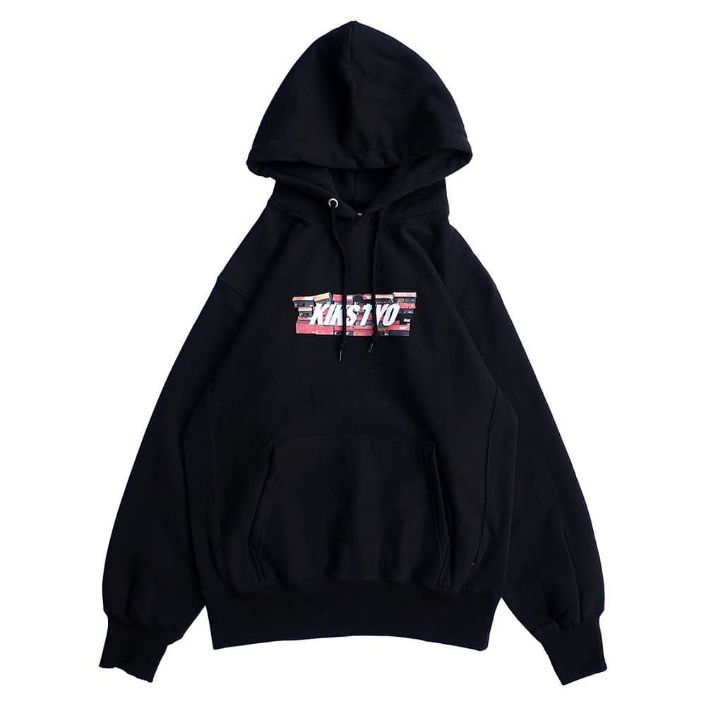のインスタグラム：「. NEW ARRIVAL!!! 綿100%12oz.のしっかりとした、肉厚の裏起毛を使用したプルオーバーフーディー。 フロントには、OLD NIKEのBOXたちが所狭しと積み重ねられているPHOTOをプリントしている。 #kikstyo #boxlogo #oldnike」