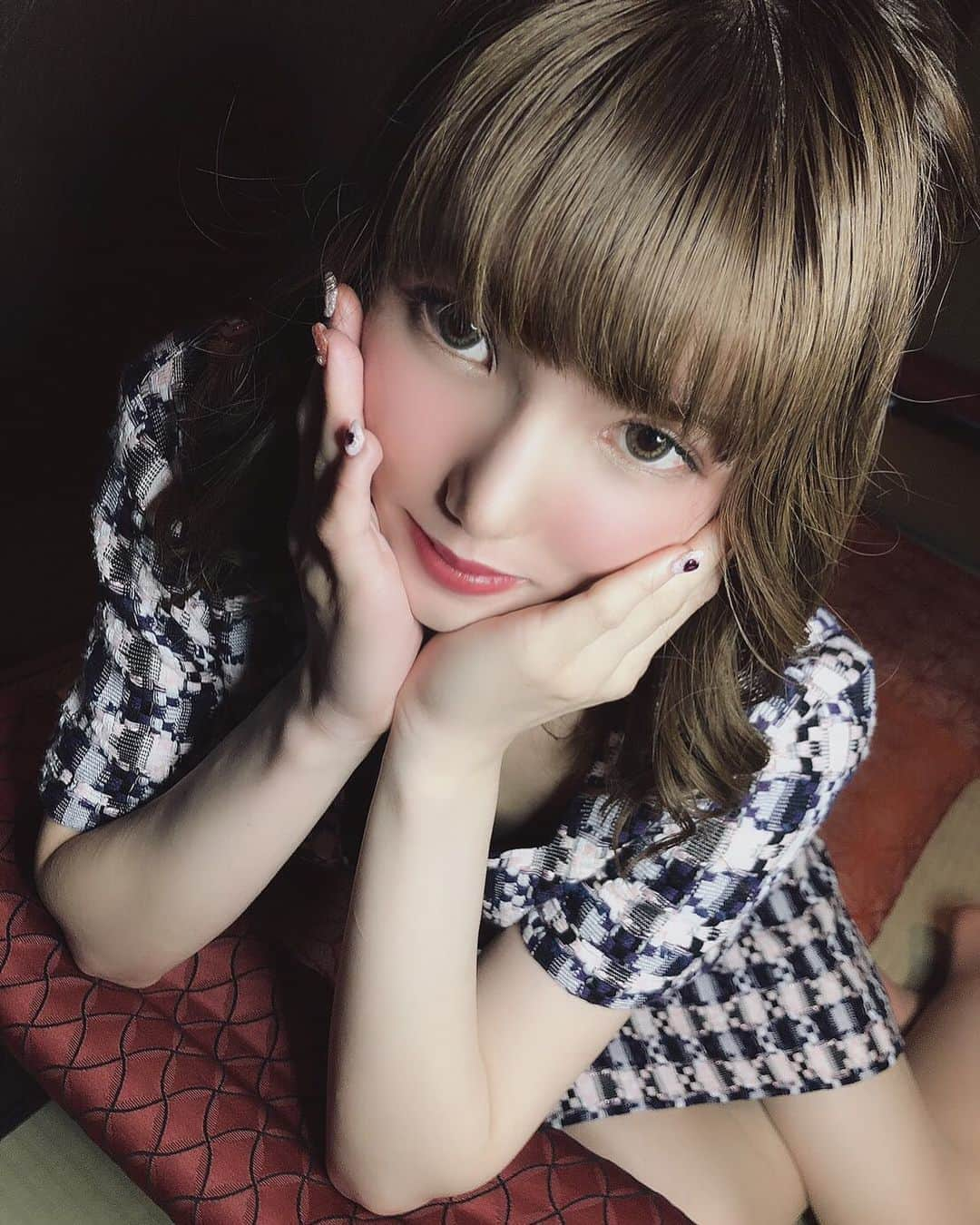 華小町のインスタグラム：「あすかさん😍  皆様お仕事お疲れ様です❣ 22時迄に2名様以上でのご来店でキープボトルを1本サービスさせて戴きます😤‼️ この機会にぜひ京美人とはんなりと遊んでみてはいかがでしょうか🥺✨  当店ではコロナ対策として下記の内容を徹底して営業させていただいております。  ❣️お客様・従業員の体温チェック ❣️手指の消毒 ❣️従業員のマスクの着用 ❣️テーブルやソファの除菌・消毒 ❣️テーブル間隔を空けてのご案内 ❣️次亜塩素酸水での空間除菌 ❣️マスク、フェイスシールドの無料提供 ❣️お手洗いの定期消毒 ❣️店内清掃の徹底  当店は最善の注意を払って営業しております‼️  当店ではスタッフ、ホステスさんの募集をしております‼️‼️ 少しでも気になったり、ご興味がございましたらお気軽にDM又はお電話でお問い合わせください😍 TEL075-551-8750  #華小町 #カイザー #カイザーグループ #kaiser #キャバクラ #祇園キャバクラ #キャバ嬢 #ニュークラブ #夜職 #お水 #京都 #祇園 #錦 #国分町 #中洲 #六本木 #歌舞伎町 #北新地 #東京 #大阪 #名古屋 #福岡 #銀座 #モデル #美人 #美女図鑑  #likeforlikes #liketime」