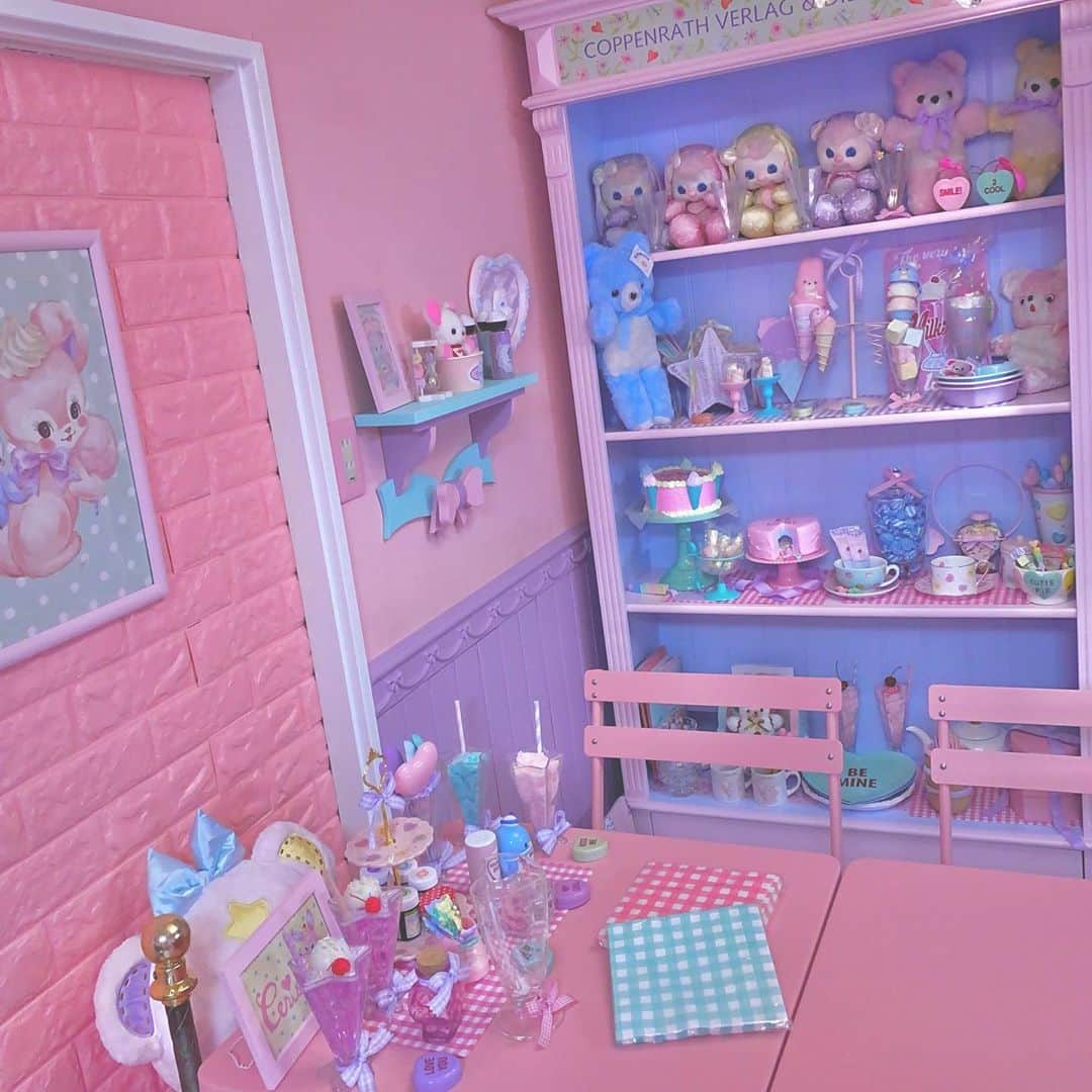 まろんちゃんさんのインスタグラム写真 - (まろんちゃんInstagram)「すっかり寒くなったから暖房きいた部屋でずっと引きこもってたい🐻  #ファンシー#fancytoys#ゆめかわ#パステル#ダイニング#pastel #pinkroom#ピンクルーム#ピンク部屋#vintagetoys #サンリオ#sanrio」10月21日 17時28分 - fancy_maronchan