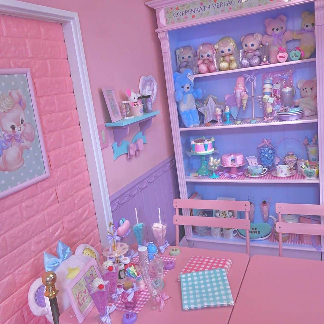 のインスタグラム：「すっかり寒くなったから暖房きいた部屋でずっと引きこもってたい🐻  #ファンシー#fancytoys#ゆめかわ#パステル#ダイニング#pastel #pinkroom#ピンクルーム#ピンク部屋#vintagetoys #サンリオ#sanrio」