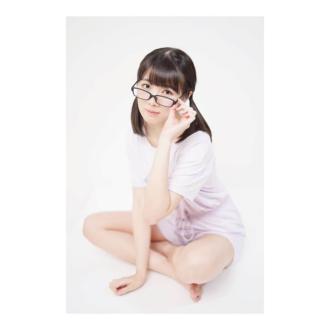 高橋麻里のインスタグラム：「. 👓 #まりちゃんねる部屋着ふぉと  . YouTube まりちゃんねる  (http://www.youtube.com/channel/UCGhG6CyTvxj1OeiL5vaCOyw?sub_confirmation=1) . ゲーム生配信のときに毎回 部屋着を着て配信してるんですが その歴代部屋着たちで撮影しましたお写真です！！ . . おうちでのんびりすごしてる風☺️ めがねかけてみた！！！ めがね女子はすきですかー？ . . ちなみに私、 目は視力めちゃよくて これはブルーカットめがねです👓 . ときどきケータイみるときとかゲームするときつけるよ！！！ . . . 📸 写真撮影は 高田雄一(ELLEGARDEN)  @takadametal さんです♡ . . #まりちゃんねる #YouTube生配信 #ゲーム生配信  #部屋着 #パジャマ #めがね女子 #めがね #ツインテール  #高田雄一 さん」