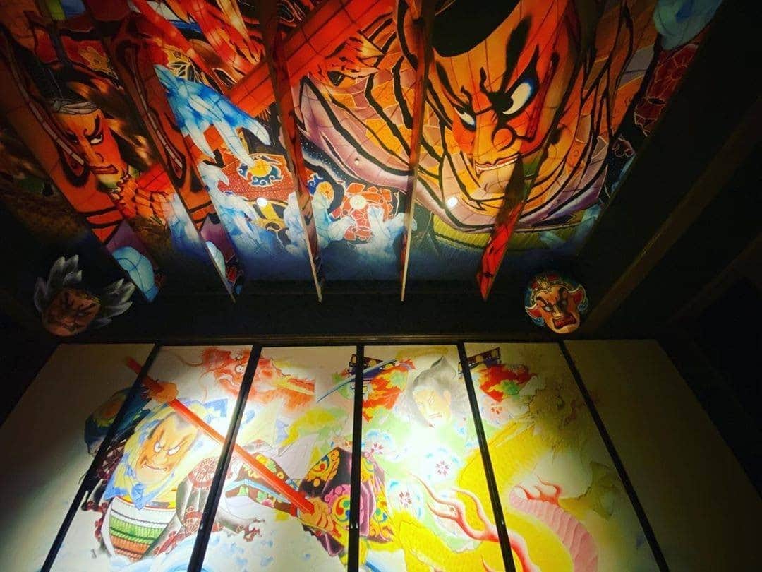 JALさんのインスタグラム写真 - (JALInstagram)「. Enjoy onsen (hot springs) and experience the rich culture of Aomori at Hoshino Resort Aomoriya. The Aomori Nebuta Room is a particularly exciting option to stay in. #UncommonOctober  温泉と青森文化を体験できる星野リゾート　青森屋♨️ 客室「青森ねぶたの間」は、迫力満点で眠れなくなりそう👀 . . Photo by @kai9119basketball Post your memories with #FlyJAL  #JapanAirlines #japan #aomori #art_of_japan_」10月21日 17時30分 - japanairlines_jal