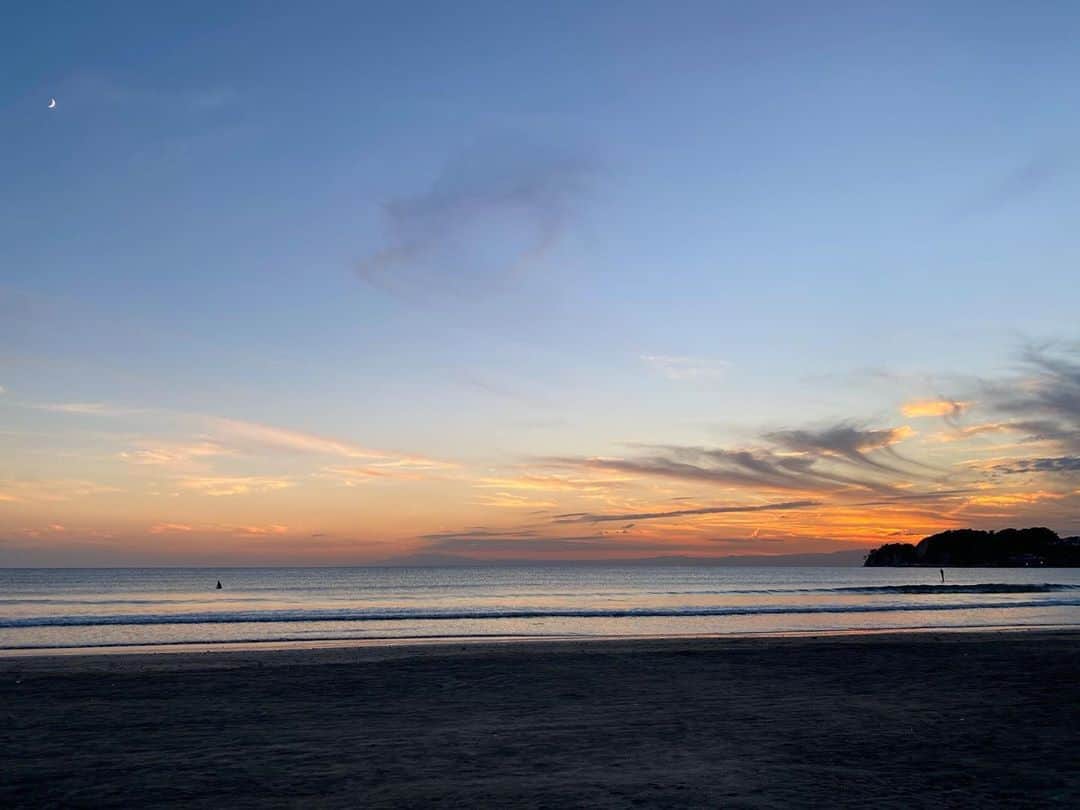 のインスタグラム：「美しい🌙とSunSet  #海 #太陽　#月 #星」