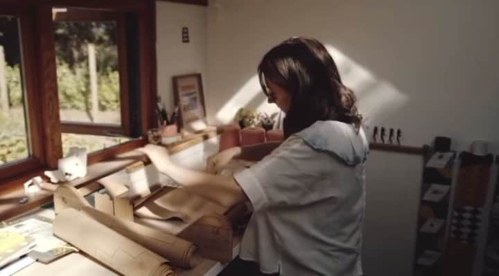のインスタグラム：「One of my talented friend @hannah.waldron is wearing Colenimo top. Always happy to see her beautiful craftsmanship.Take a look her weaving🧵 Filmed 🎼 by @timlaingfilm ✨ #Colenimo #hannahwaldron」
