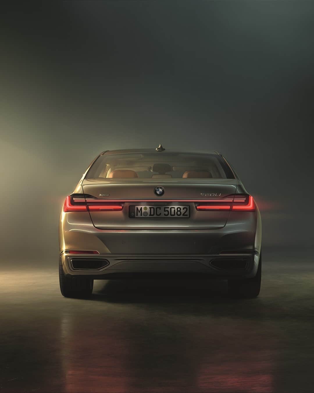 BMWのインスタグラム：「Refined from wheel to roof, grill to boot.  The BMW 7 Series Sedan. #THE7 #BMW #7Series __ BMW 750Li xDrive Sedan: Fuel consumption in l/100 km (combined): 9.6–9.5. CO2 emissions in g/km (combined): 218. Further information: www.bmw.com/disclaimer.  Acceleration (0-100 km/h): 4.1 s. Power: 390 kW, 530 hp, 750 Nm. Top speed (limited): 250 km/h.」