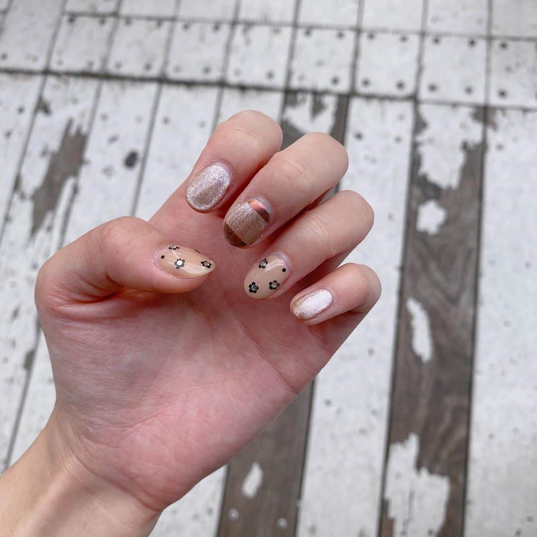 のインスタグラム：「久々にネイルしたよ💅  今回はブラウンのマグネットネイルに🤎 ちっちゃいお花を散らして、シンプルでガーリーにしたの、本当気分上がる  #mim_nail」