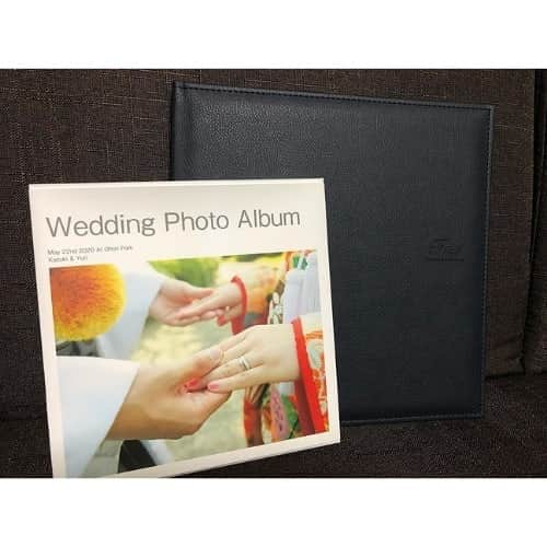 のインスタグラム：「本日ご紹介するのは、 Miki (@sp_ph315)さまの作品👘 素敵なロケーションでの 結婚式前撮りブックです💐 . 『フォトスタジオの 和装前撮りプランで依頼した際に アルバム1冊は含まれていましたが、 せっかくいい写真を たくさん撮影したので、 自分たちでもつくってみようと 思いチャレンジしてみました✨ . 色んなポーズ、表情で撮影したので、 200枚以上の枚数の中から、 バランス良く配置して、 楽しかった雰囲気で 溢れるように意識してつくるのが 楽しかったです😊』 と、Miki (@sp_ph315)さま🙋‍♀️ . 和装というと どこか厳かなイメージがあって そんなにお写真の バリエーションが つくれないと思いがちですが、 こちらの作品のように 場所やポーズで とっても明るく楽しそうな 雰囲気になるのですね😍 . またフォトブック内の レイアウトでも、 お写真を大きく配置してりと こだわりが随所で 見れて素敵な 作品になっています🌷 . 使用されたアイテムは Photoback FOLIOの24ページ🌿 高級感も出せるアイテムなので、 こういったとっておきの 一冊にもぴったりです🥰 . Miki (@sp_ph315)さま、 今回は素敵な作品を ありがとうございました📸 . #photoback #フォトバック #フォトアルバム #フォトブック #フォトブックづくり #アルバム #photo #写真 #photoback作品紹介2020 #FOLIO #結婚式 #結婚 #前撮り #ブライダル #結婚アルバム #花嫁 #ウェディング #ウェディングブック #プレ花 #ウェディングフォト #和装 #前撮りレポ #和装前撮り #福岡前撮り #白無垢 #色打掛 #大濠公園 #大濠公園日本庭園 #日本庭園」
