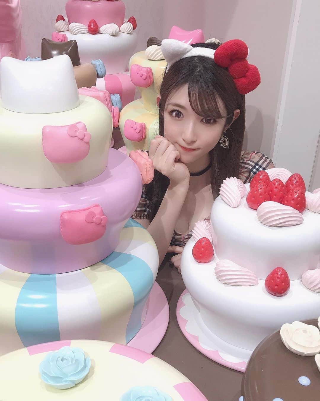 れみぱんのインスタグラム：「姉ぱんカメラマン📸 : : : #サンリオ #サンリオピューロランド #キティちゃん #キティ #かわいい世界 #フェトスポット#おすすめスポット #kitty #hallokitty #sanrio #sanriopuroland #photography #portrait #japan #tokyo #japanesegirl #japaneseculture #photoeveryday #girl #asiangirls #myholiday #kawaiiworld #cake 粉我 #照片 #메이크업 #일본 #얼스타그램 #핫」