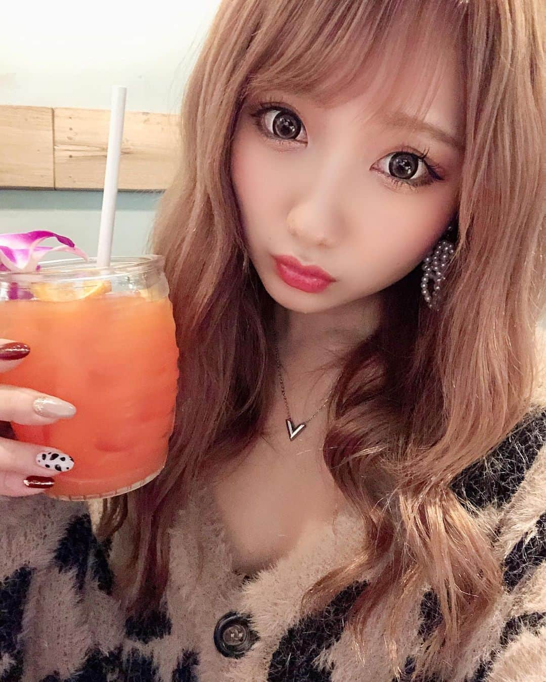 まゆぴちゅーさんのインスタグラム写真 - (まゆぴちゅーInstagram)「🌺🍹🌺🍹🌺🍹🌺🍹🌺🍹  このVネックレス可愛くない？🙈💓﻿ ﻿ @edelstein.jewelry さんのなんです♡﻿ ﻿ 商品の素材は、医療用にも使われている﻿ 『サージカルステンレス316L』って﻿ やつみたいで、﻿ 変色もせず、傷・汚れにも強くて、﻿ アレルギーも起こしにくい素材みたい😳❤️﻿ ﻿ ちゃっかり欲しかったV●●TTONの﻿ デザインみたいでお気に入り😎🌈♪﻿ ﻿ ﻿ そしてこのジュース🍹…いや﻿ これお酒なんだちゃっかり♡（笑）﻿ ﻿ これも可愛かった♡﻿ ﻿ 代官山の『ALOHA TABLE』に行った時の🌺﻿ ﻿ ﻿ 最後の動画は、﻿ ﻿ 話しに夢中になって紙ストローがしゃがしゃ﻿ やってたらいつの間にか飲めないぐらい﻿ へにょんへにょんになってて笑われた動画www﻿ ﻿ ﻿ アホやわたし🤣🤣（笑）﻿ ﻿ ﻿ ﻿ #ネックレス #ジュエリー #edelstein #Vネックレス #edelsteinjewelry #juwelry  #アクセサリー #アクセサリー女子 #accessory  #代官山カフェ #カフェ巡り #昼からお酒  #カクテル #カクテル🍸 #代官山ランチ  #alohatable #aloha🌺 #cockatiel  #メイクアップ #カラコン着画 #ラニコン #かわいくなりたい #ビジョビ」10月21日 17時42分 - mayu_03pichu