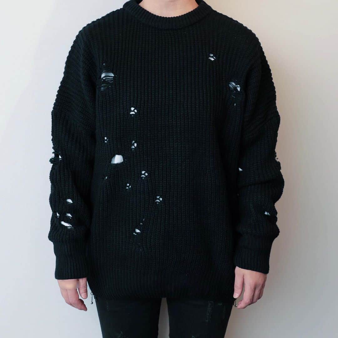 のインスタグラム：「TEARS OF SWAN-SIDE ZIP DAMAGE KNIT SWEATERになります!! 那覇オーパ店頭、official webshopでも引き続き販売中ですので宜しくお願い致します😊🧶🏬💻  http://tears-of-swan.shop-pro.jp/?pid=154423783 (webshopオーダー分は11月上旬発送開始になります) ※プロフィール下のURLからofficial websiteがご覧頂けます  @tears_of_swan  #tearsofswan  #damageknitsweater  #damageknit #knitsweater  #sweater  #knit #ダメージニットセーター  #ダメージニット  #セーター #ニット」