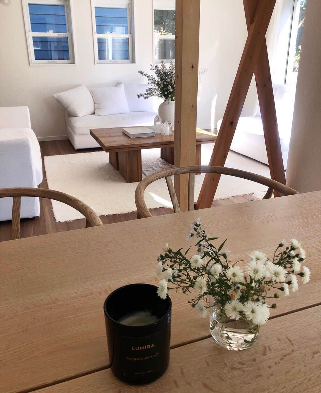 Natsuさんのインスタグラム写真 - (NatsuInstagram)「My living room color rule : White and Natural Wood ONLY🤍﻿ ﻿ 今回、葉山のお家は﻿ 海と山に囲まれた場所だから﻿ ホワイトとベージュ（主にナチュラルウッド）﻿ のみでいこうと決めていて﻿ 引越しから３ヶ月経ってやっと、﻿ なんとなく家具が揃ってきた。﻿ ﻿ ひとつひとつ﻿ 焦らず丁寧に選んで﻿ ゆっくり揃えていくことを﻿ 楽しんでいます。🌱﻿ ﻿ 世の中がこんな状況だから﻿ きっと余分な部屋があったら﻿ 皆んな使えるだろうと作った客室も﻿ 常に20代の家なき子たちが長期滞在して﻿ 活用してくれてて﻿ みんなの家になって嬉しいんだ😊」10月21日 17時46分 - _natsurose_