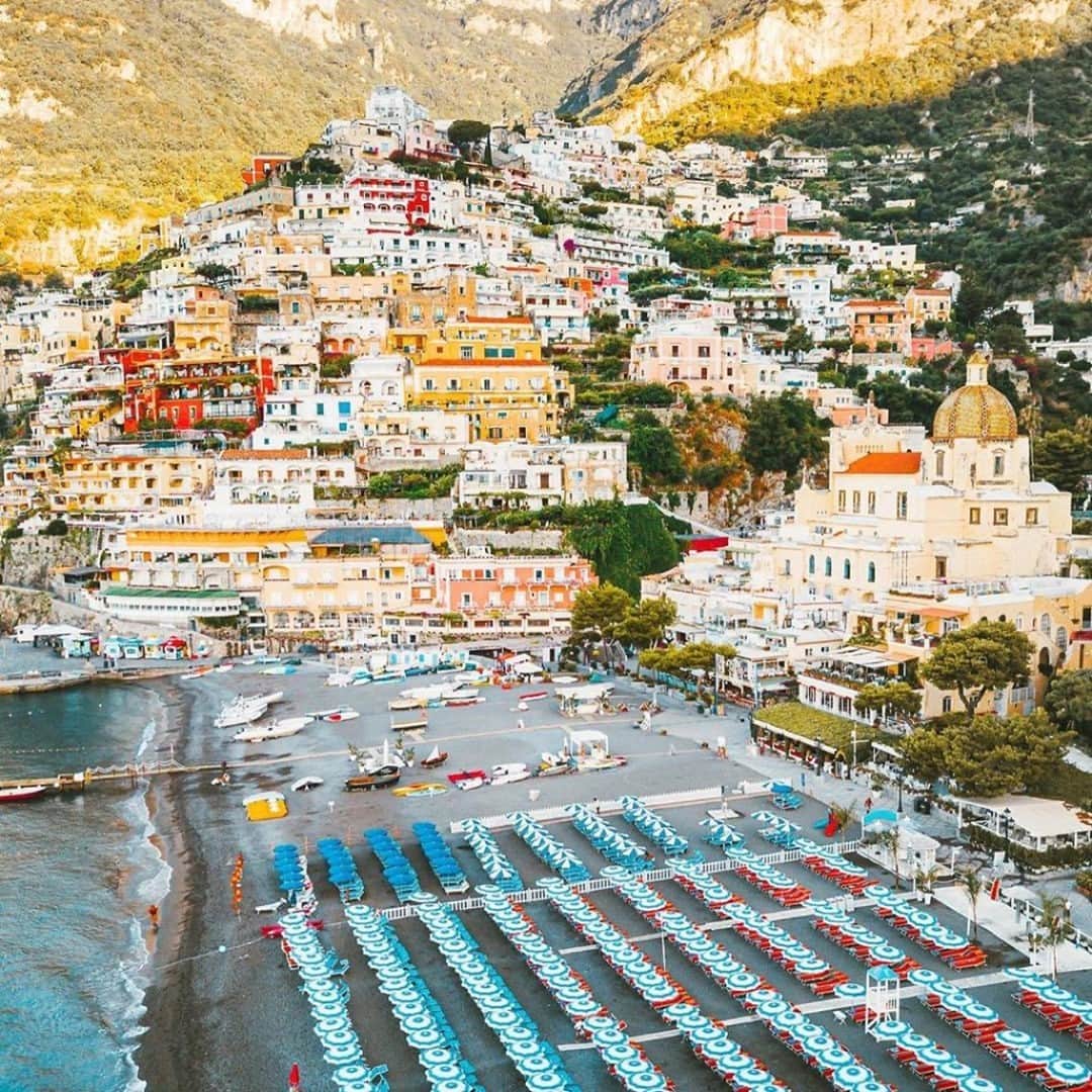 エールフランスのインスタグラム：「Superposition de formes et de couleurs ; prenons de la hauteur depuis Positano.  Superposition of shapes and colors: let's take height from Positano.  Merci : @wonguy974 📸  #AirFrance #wanderlust #travel #italie #italy #positano #views #travelspic #AirFranceProtect」