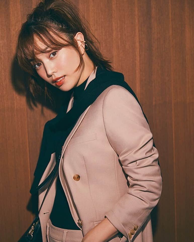のインスタグラム：「“旬なスモーキーピンクのセットアップを引き立てるブラックアンサンブルニット”﻿  ﻿ ◇ウールブレンドウォームリザーブダブルジャケット﻿ 120404027 ¥17,000+税﻿  ﻿ ◇ウォッシャブルウールボトルネックリブニット﻿ 120401012 ¥6,990+税﻿  ﻿ ◇ウォッシャブルウールVネックリブカーディガン﻿ 120403004 ¥7,990+税﻿  ﻿ ◇ウールブレンドウォームリザーブパンツ﻿ 120406013 ¥9,990+税﻿  ﻿ ◇Wフープセットイヤーカフ﻿ 120350043 ¥1,990+税﻿  ﻿ ◇ポーチインショルダーバッグ﻿ 120350205 ¥8,990+税﻿  ﻿ ※全て通常販売価格となります。﻿ ﻿ @yuri_ebihara   ﻿ #PLST#プラステ#シンプルコーデ#きれいめカジュアル#カジュアル#秋コーデ#冬コーデ#ウォームリザーブ#くすみカラー#セットアップ#ジャケット#アンサンブルニット」