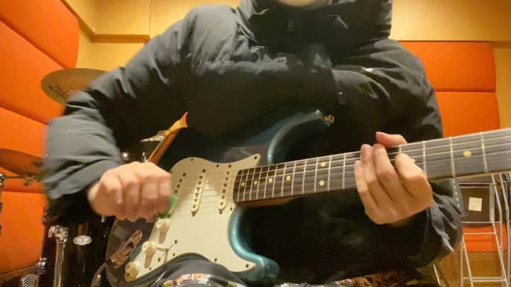 小野武正のインスタグラム：「たけまさです！ 今日もやってまいりましたわしつなぎの時間です。 開放弦を織り交ぜた流麗なアルペジオですが本日もKEYTALKある楽曲でございます。 わかった方はピンポン押してお答えくださいませ！  さて昨日のわしつなぎスペシャルゲストのベースクイズですが普段TwitterとInstagramを同じ曲にしてる関係で勘違いされた方が多かったと思うのですが昨日に関してはTwitterとInstagram別の曲です！！笑 難易度高杉君でごめんなさい🥺  #わしつなぎ #keytalk #2周目 #石井浩平くんとギャザバンド部結成 #八木くんももちろん加入」