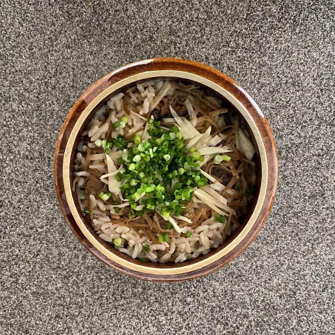 のインスタグラム：「なめ茸と生姜の釜飯  米1/2合 餅米1/4合 なめ茸 生姜 葱  水 150cc 醤油 大さじ1 味の母 大さじ1 塩 小さじ1/2  インスタント麺に入れ忘れた味の薄いレトルトの茸を使った釜飯。もうちょっと甘めにしたら「茸のおこわ」っぽい感じになったかもしれない。その場合、こんなに生姜を入れない方がいいはずなので、これはこれだなと納得。70点。  #空前の自作釜飯ブーム #非モテ飯 #season4 #のはら農研塾 #100杯目にどうなってるかわからない釜飯」