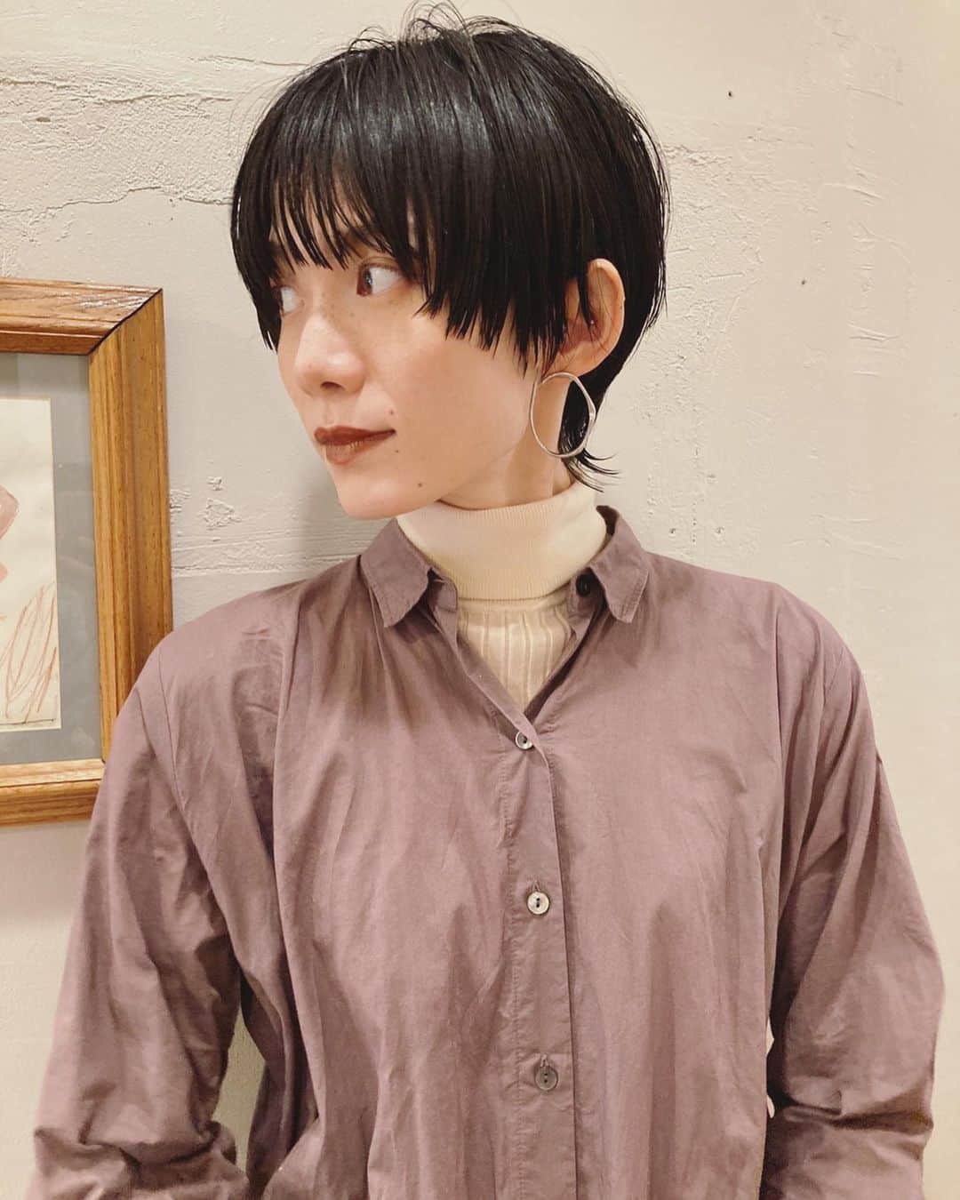 平山奈美のインスタグラム：「チョキチョキ✂︎ ゆきさんいつもありがとね〜😌😌 @yuki_ii_  @off.hairsalon   .  #カット #美容室 #ショートヘア #ショート #ショートウルフ #黒髪ショート #ママ #男の子ママ #秋服 #タートルネック」